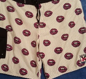 Mens Quick Silver Board/Surf Wild Lips shorts